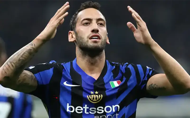 Inter và Galatasaray Tranh Cãi Về Giá Của Hakan Calhanoglu